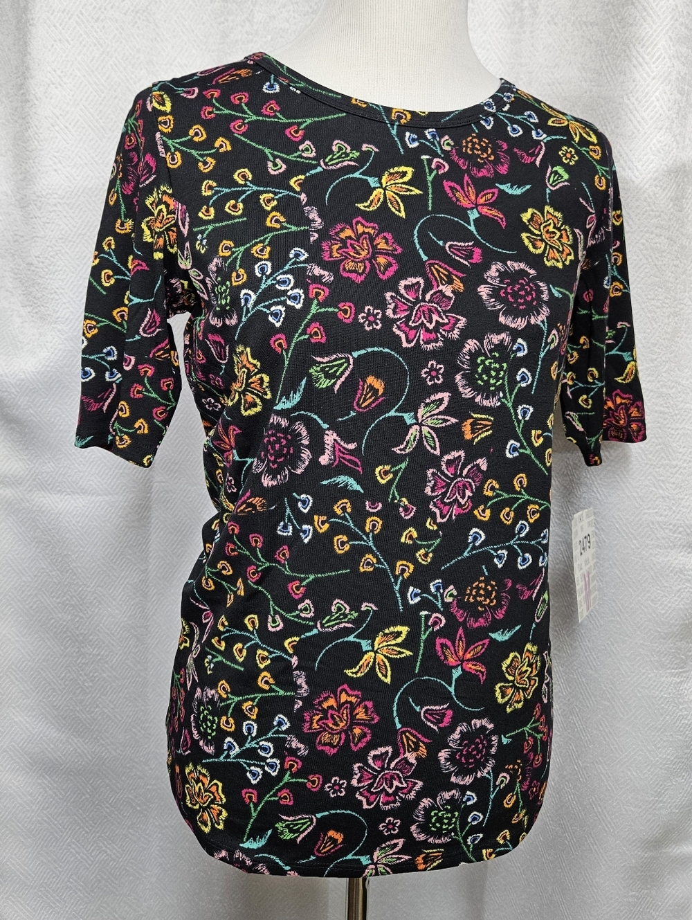 LuLaRoe Gigi Medium Black Short Sleeve Floral Tee with Multicolor